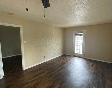 516 South Park Dr - Photo Thumbnail 3