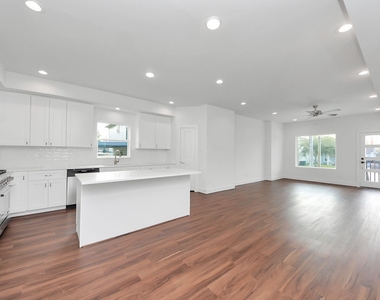 611 E 39th Street - Photo Thumbnail 4