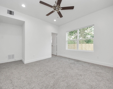 611 E 39th Street - Photo Thumbnail 17
