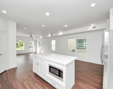 611 E 39th Street - Photo Thumbnail 10