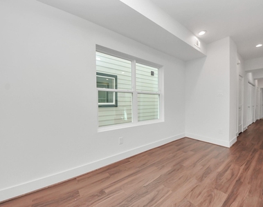 611 E 39th Street - Photo Thumbnail 9