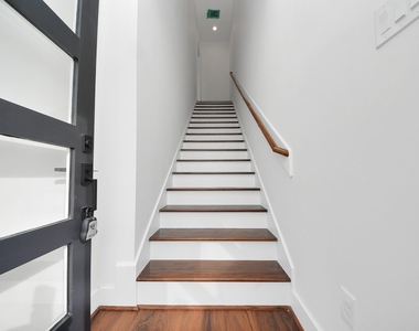 611 E 39th Street - Photo Thumbnail 2