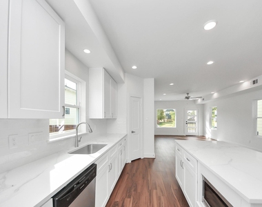 611 E 39th Street - Photo Thumbnail 11