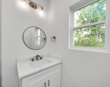 611 E 39th Street - Photo Thumbnail 21