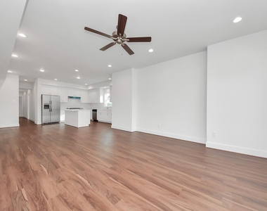611 E 39th Street - Photo Thumbnail 3