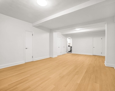 East 44th Street - Photo Thumbnail 4