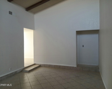 3558 E Glen Drive - Photo Thumbnail 2