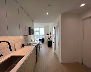 125 Linden Boulevard - Photo Thumbnail 4