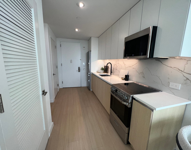 125 Linden Boulevard - Photo Thumbnail 3
