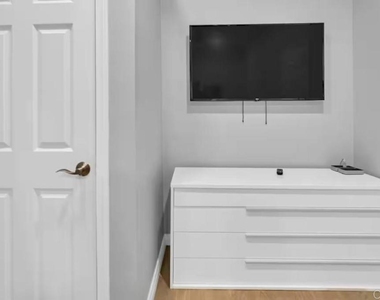 1145 Emerald St - Photo Thumbnail 10