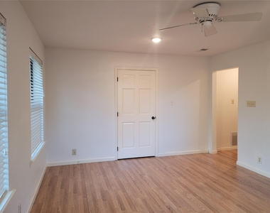 306 E Anderson Ave - Photo Thumbnail 5