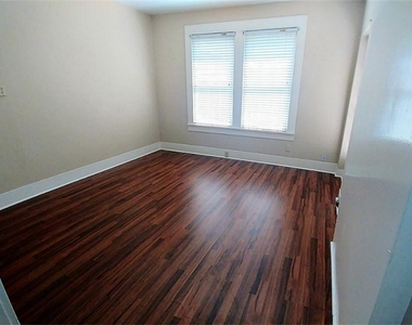 1409 Wentworth Street - Photo Thumbnail 6