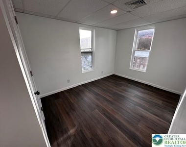 140 E Market Street - Photo Thumbnail 6