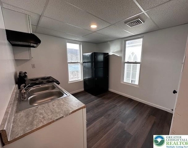 140 E Market Street - Photo Thumbnail 7