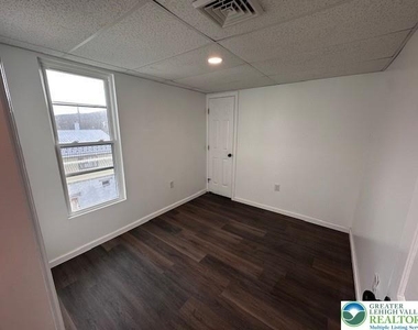 140 E Market Street - Photo Thumbnail 2
