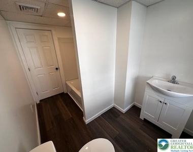 140 E Market Street - Photo Thumbnail 4