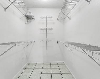 305 Northlake Drive - Photo Thumbnail 12