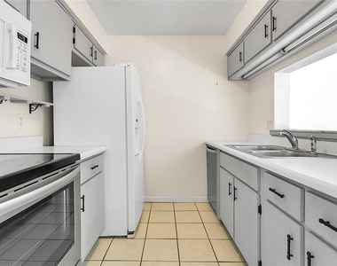 305 Northlake Drive - Photo Thumbnail 7