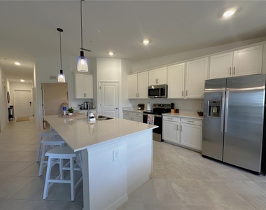 14221 Heritage Landing Boulevard - Photo Thumbnail 8