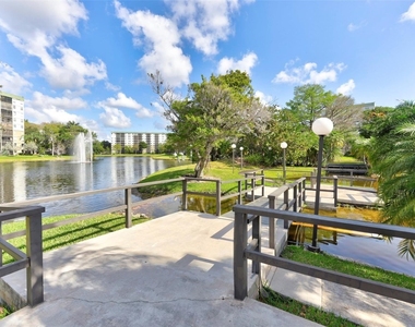 2236 N Cypress Bend Drive - Photo Thumbnail 33