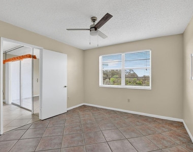 2236 N Cypress Bend Drive - Photo Thumbnail 15