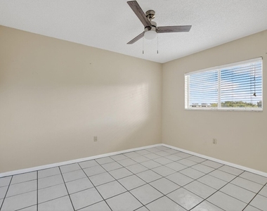 2236 N Cypress Bend Drive - Photo Thumbnail 18