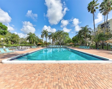2236 N Cypress Bend Drive - Photo Thumbnail 27