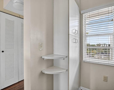 2236 N Cypress Bend Drive - Photo Thumbnail 7