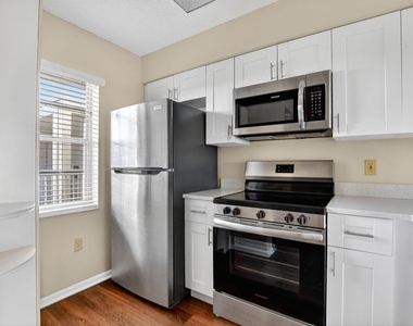 2236 N Cypress Bend Drive - Photo Thumbnail 5