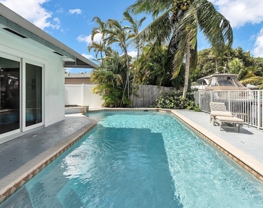 2233 Se 15th Street - Photo Thumbnail 2