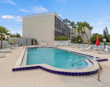 300 Waterway Drive S - Photo Thumbnail 29
