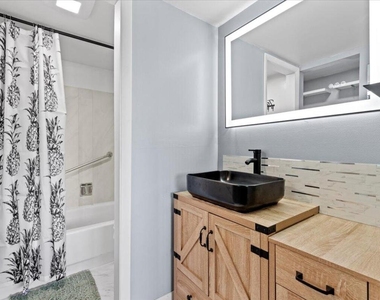 300 Waterway Drive S - Photo Thumbnail 7