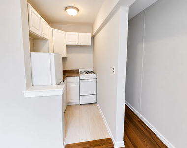 East 58th Street - Photo Thumbnail 3
