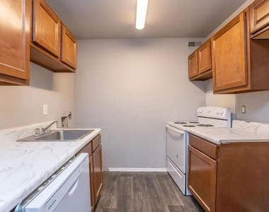 6110 Cricklewood Dr - Photo Thumbnail 2
