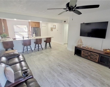 4708 Sw 8th Place - Photo Thumbnail 6