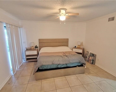 4708 Sw 8th Place - Photo Thumbnail 8