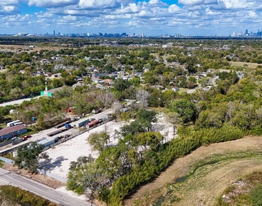 5033 S Acres Drive - Photo Thumbnail 8