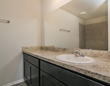 8506 Middleton Oaks Circle - Photo Thumbnail 11