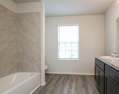 8506 Middleton Oaks Circle - Photo Thumbnail 10