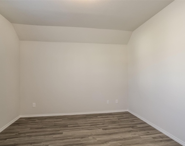 8506 Middleton Oaks Circle - Photo Thumbnail 8