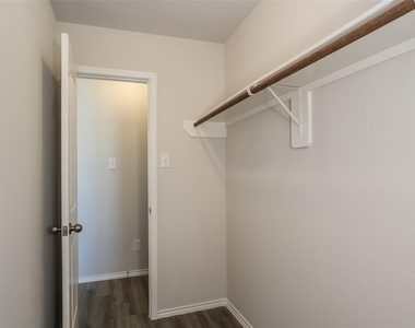8506 Middleton Oaks Circle - Photo Thumbnail 9