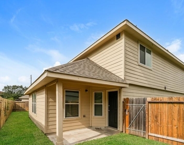 8506 Middleton Oaks Circle - Photo Thumbnail 3