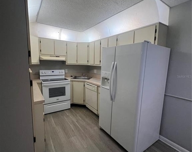 1512 S Pine Ridge Circle - Photo Thumbnail 4