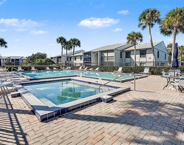 1512 S Pine Ridge Circle - Photo Thumbnail 13
