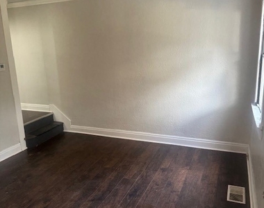 855 Vankirk St - Photo Thumbnail 1