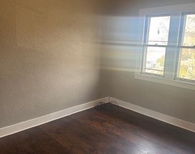 855 Vankirk St - Photo Thumbnail 4
