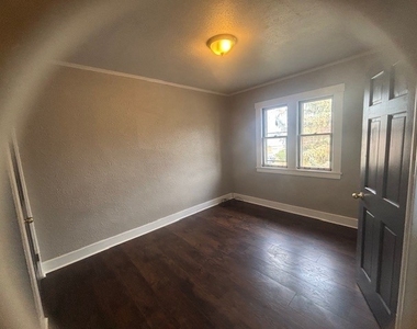 855 Vankirk St - Photo Thumbnail 5