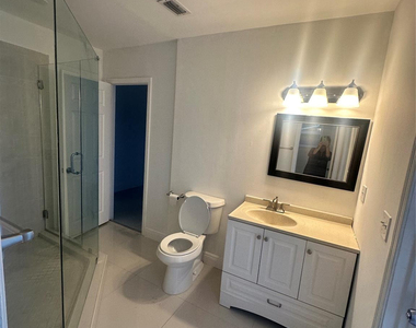 2810 Ne 60th Street - Photo Thumbnail 4
