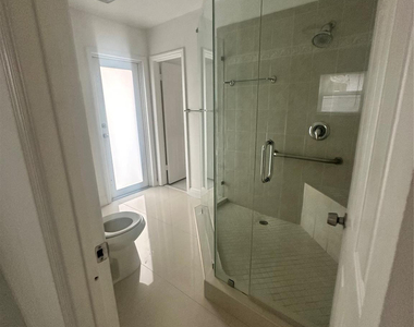 2810 Ne 60th Street - Photo Thumbnail 5