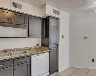 9825 N Walnut Street - Photo Thumbnail 16